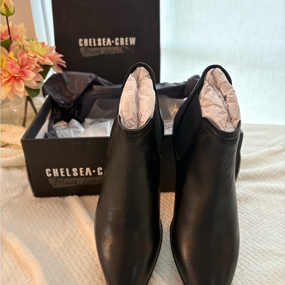 NEW Chelsea Crew Soft Flexible Leather Low Heel Black Booties Size 6 - Picture 2 of 3